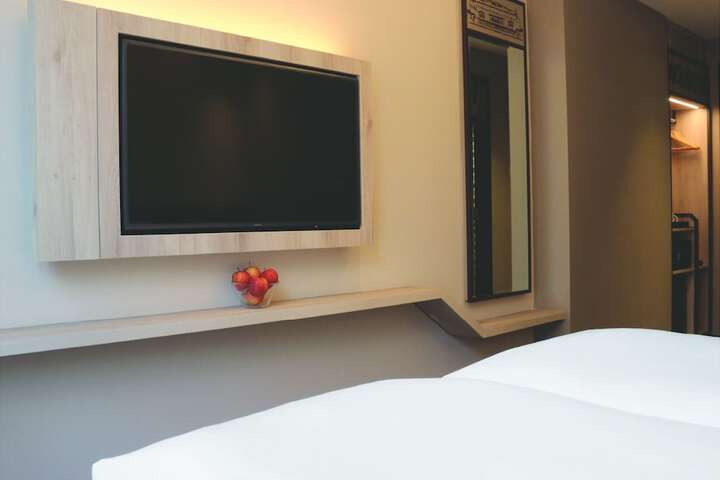 Room 13 of 33