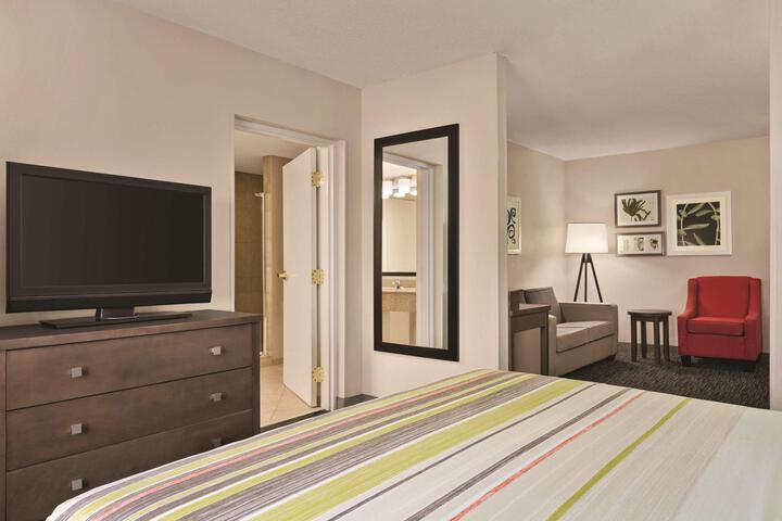 1 King Bed (13 of 15)