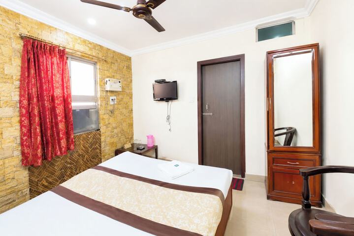 Room 5 of 9