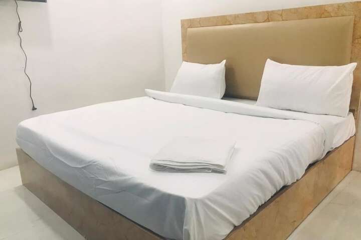 Room 6 of 14