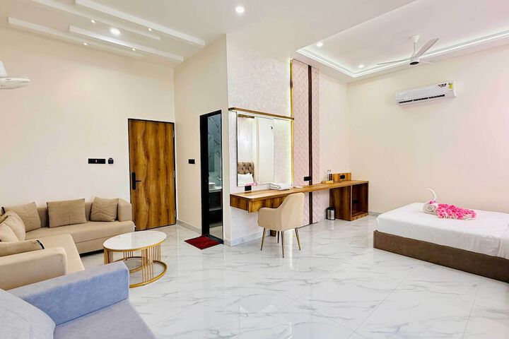 Room 100 of 176