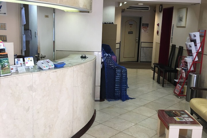 Check-in/check-out kiosk