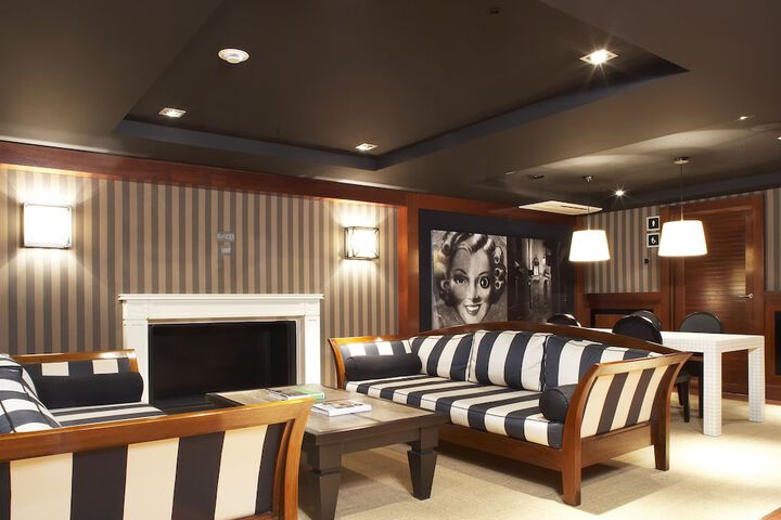 Lounge 72 of 94