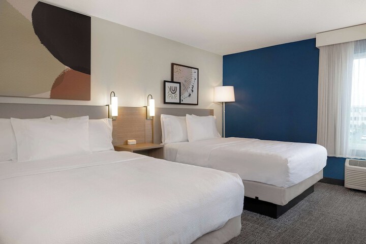 2 Queen Beds (2 of 9)