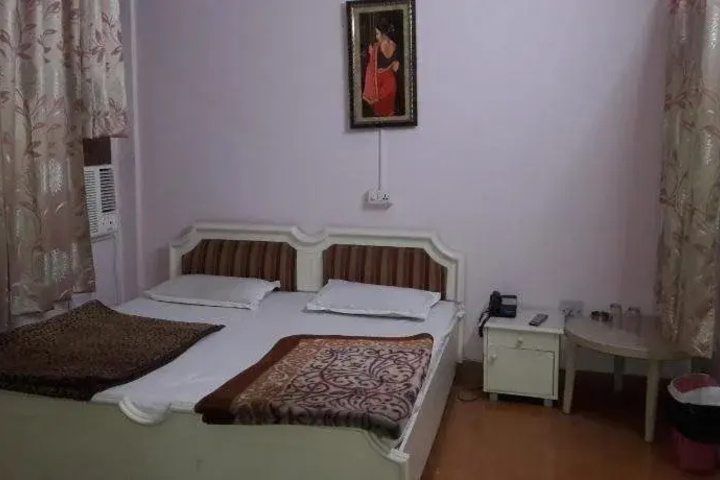 Room 6 of 13