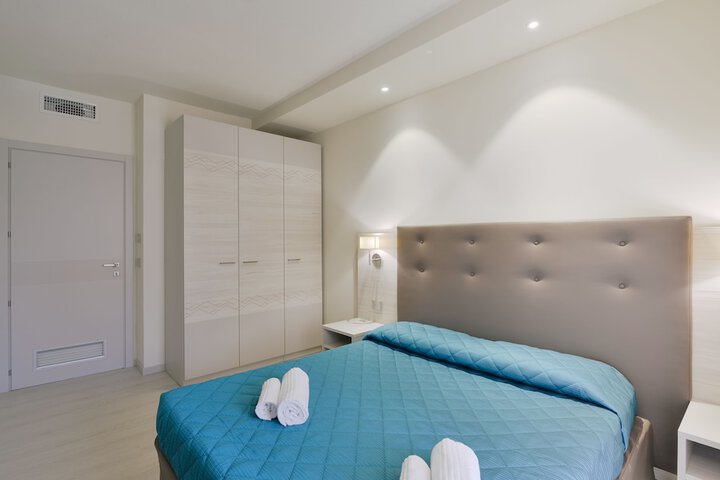 Room 6 of 114