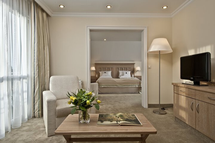 Lounge 50 of 71