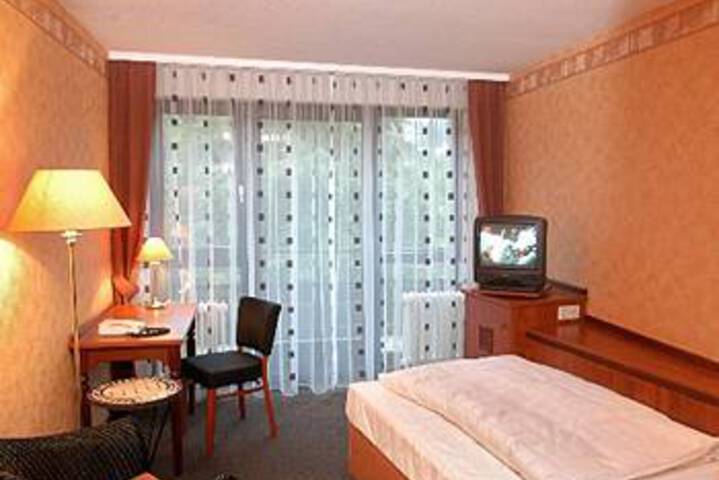 Room 7 of 19