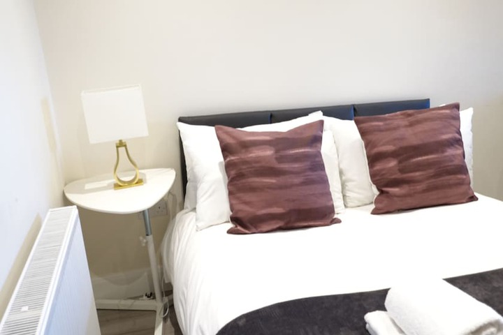 Room 6 of 102