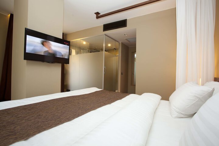 Room 9 of 41