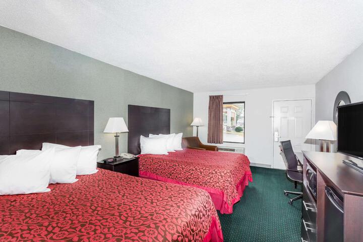 2 Queen Beds (1 of 6)