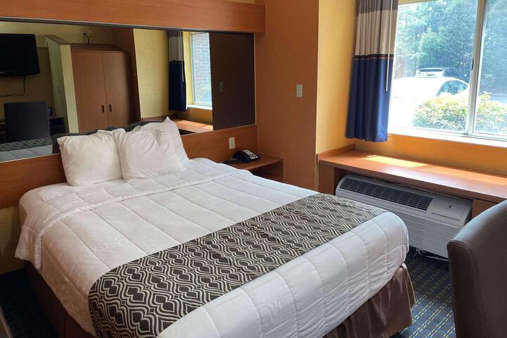 1 Queen Bed Hearing Accessible Room (10 of 13)