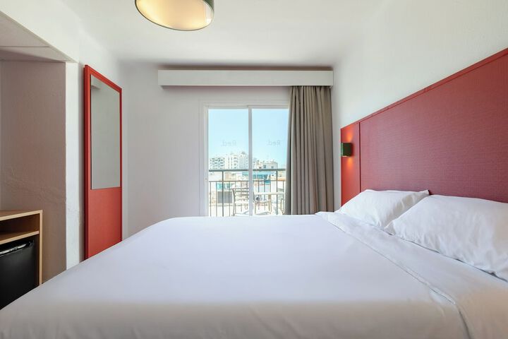 Room 15 of 62
