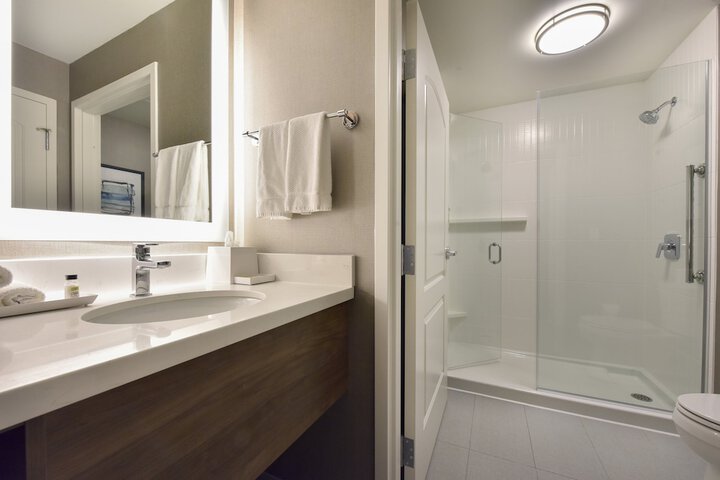 2 Queen 1 Bedroom Suite Mobility Accessible Roll Shower (9 of 29)