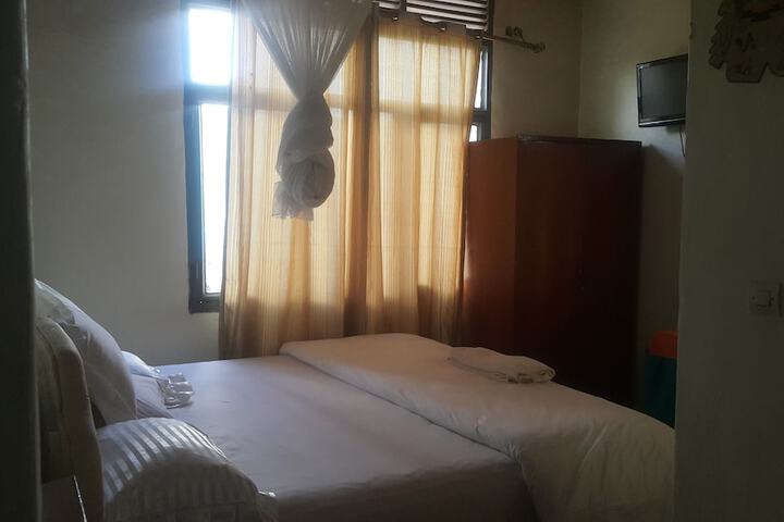 Room 2 of 10