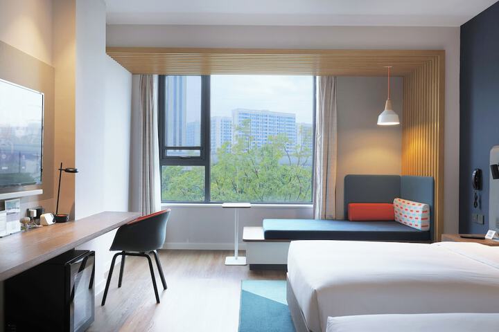 Room 32 of 68