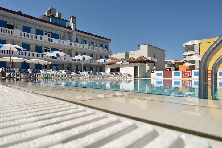 Hotel Pool