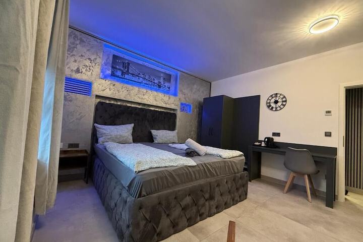 Room 6 of 10