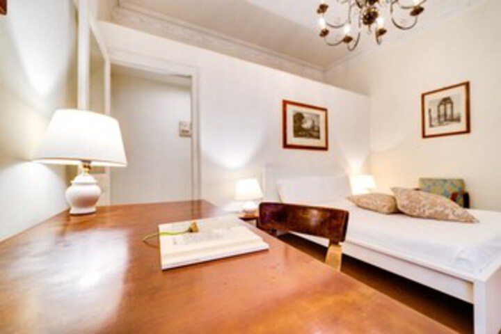 Room 5 of 18