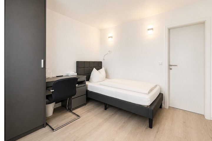 Room 6 of 13