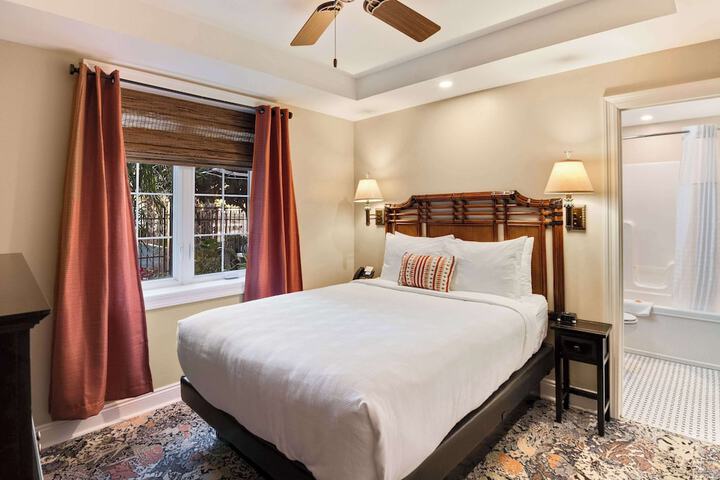 1 Queen Bed (13 of 15)