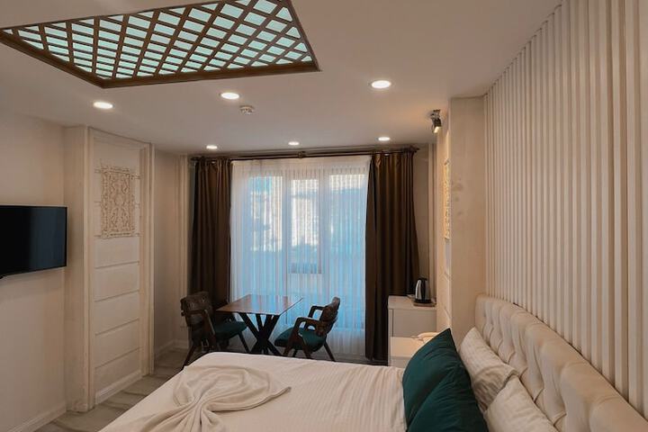 Room 4 of 9