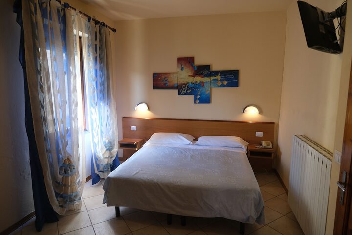 Room 6 of 27