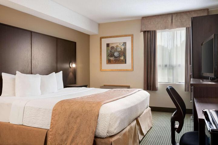 1 King Bed (3 of 7)