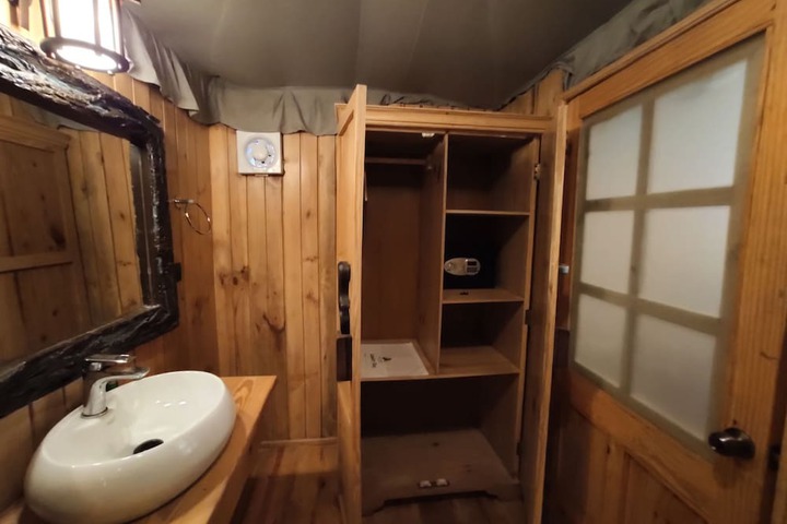 Room 13 of 37