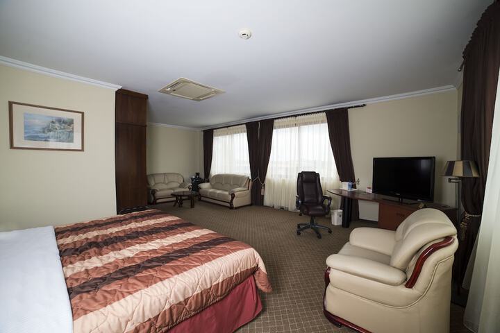 Room 4 of 40