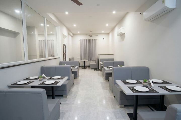 Dining 8 of 12
