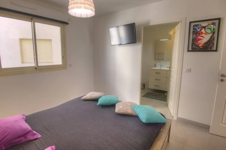 Room 6 of 18