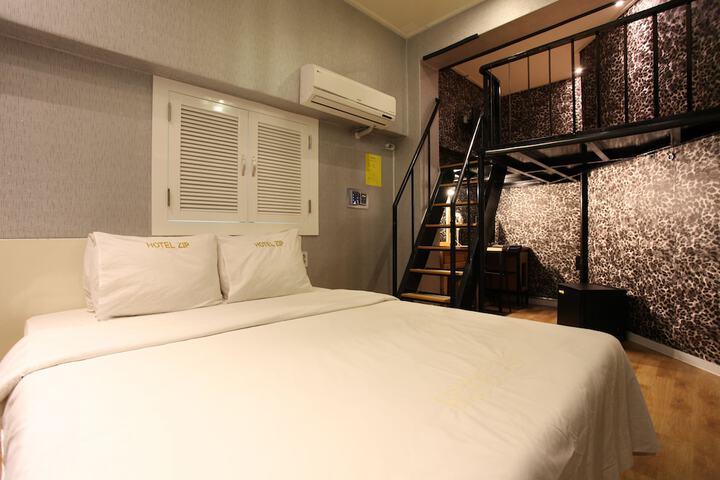 Room 9 of 42