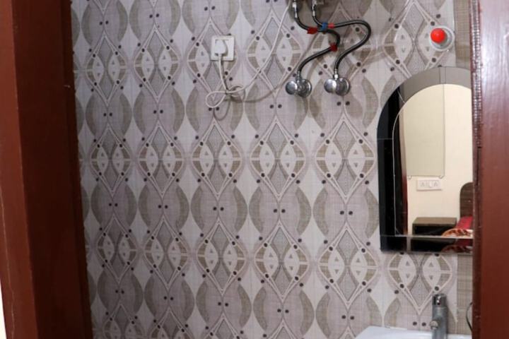 Room 8 of 16