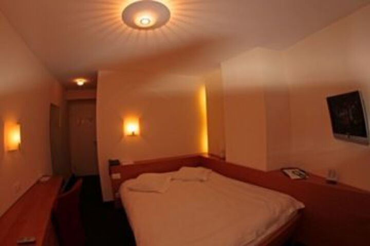 Room 37 of 106