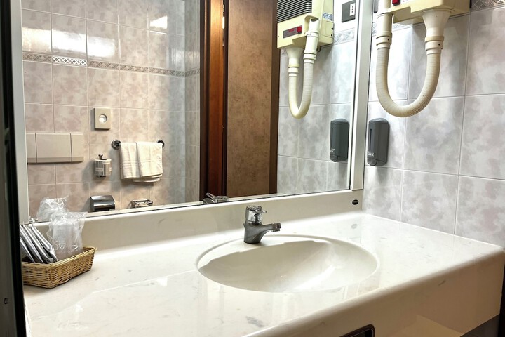 Room 12 of 21