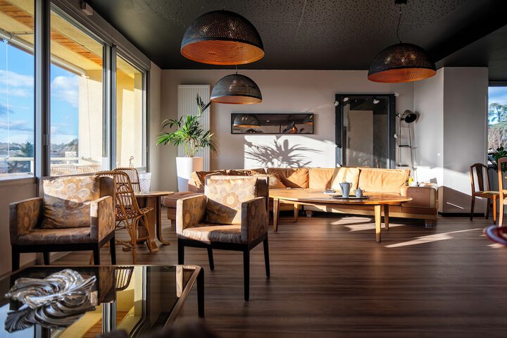 Lounge 36 of 41