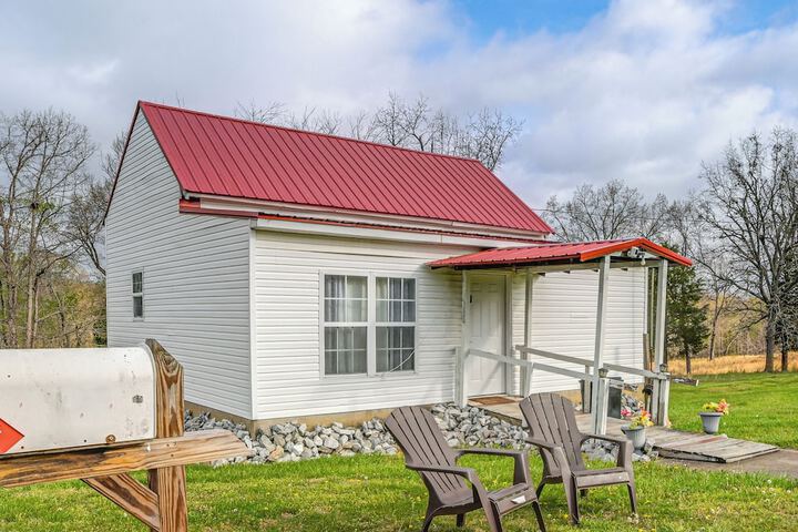 Serene Mcewen Cottage 2 Mi to Golf Course!