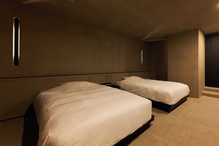 Room 27 of 47