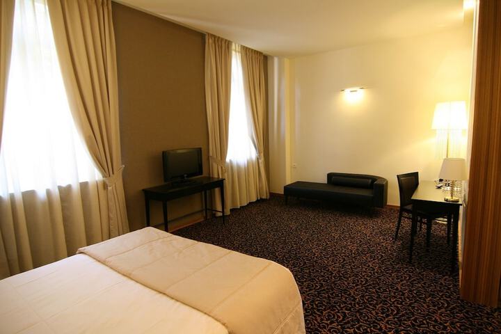 Room 7 of 32