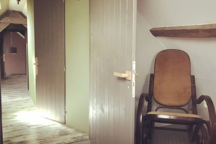 Room 8 of 11