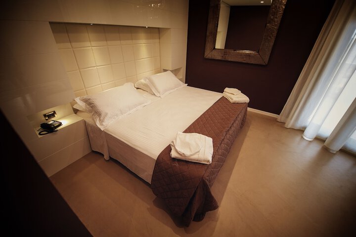 Room 6 of 99