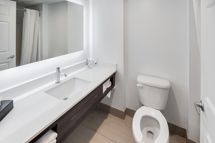 Standard Single 2 Queen Beds Kitchenette (1 of 19)