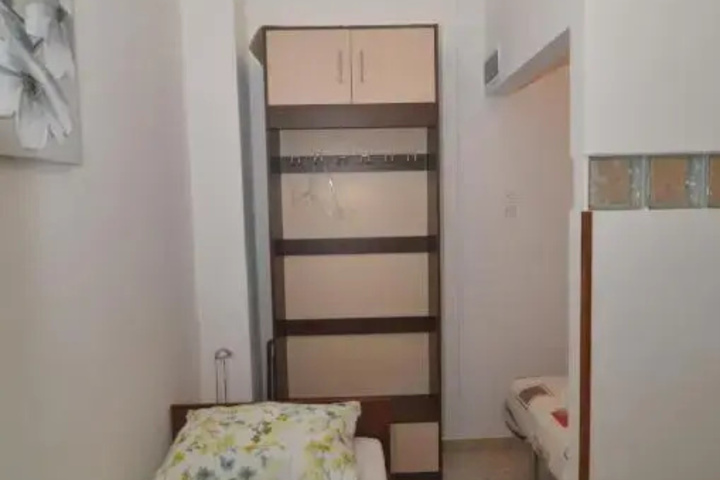 Room 6 of 10