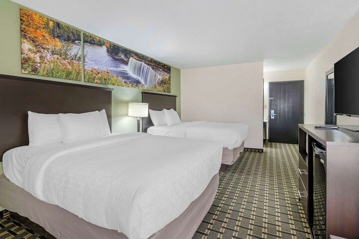 2 Queen Beds (6 of 12)