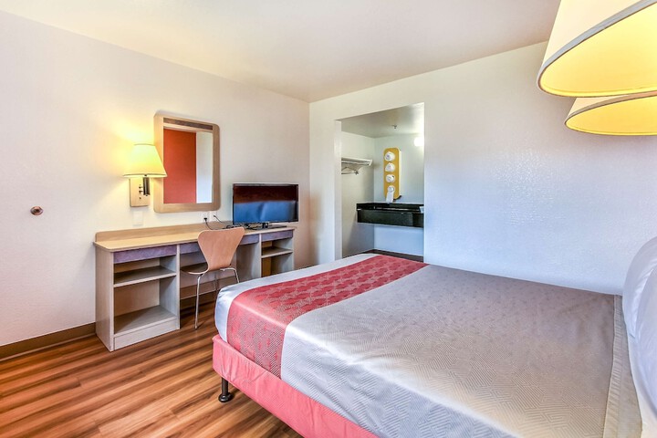 1 Queen Bed (3 of 12)