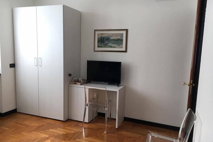 Room 11 of 18