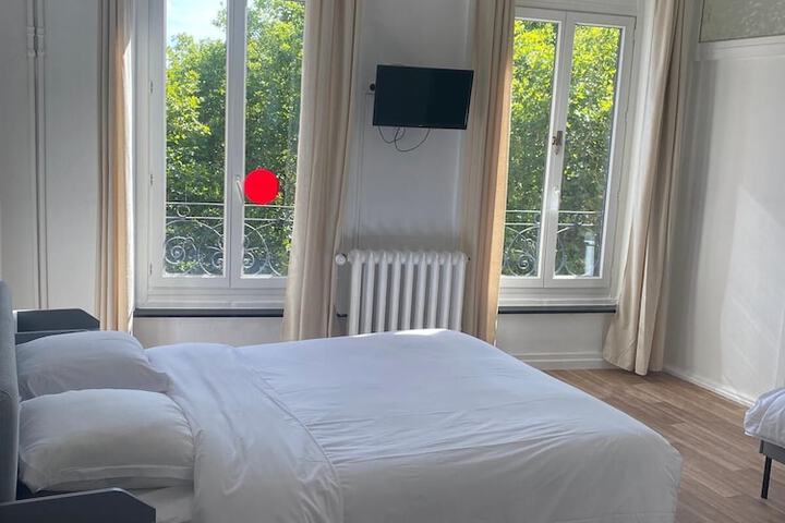 Room 6 of 8