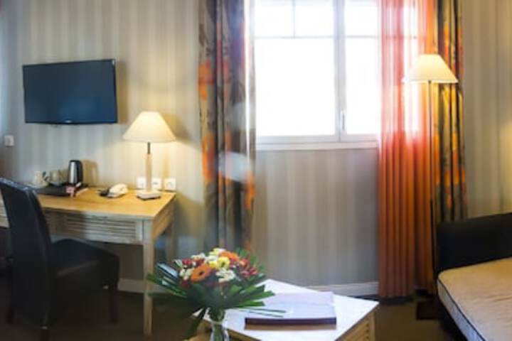 Room 22 of 102