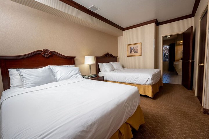 2 Queen Beds (6 of 14)